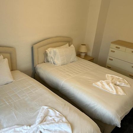 Family Home Near Cribbs Causeway And The Wave, Just 2 Minutes From Airbus And Rolls Royce Bristol Ngoại thất bức ảnh